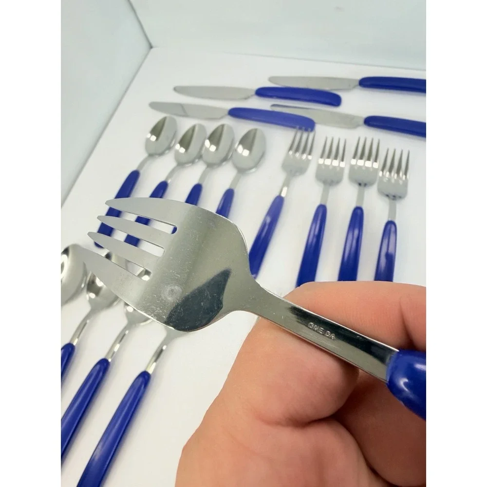 Oneida Vintage Flatware Set Blue Plastic Handles 20 Pieces 4 Place Settings